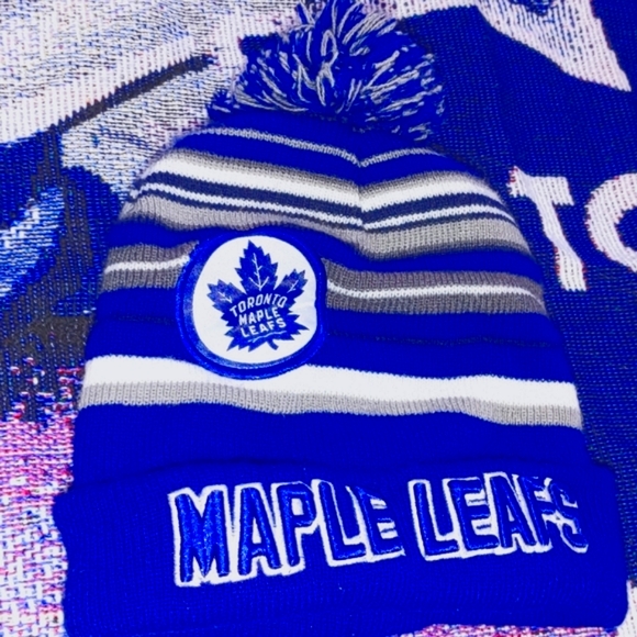 TORONTO MAPLE LEAFS RUG+HATS + GLOVES - Picture 3 of 9